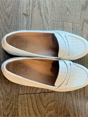 NWOT Cream Croc-Embossed Penny Loafers - Naturalizer